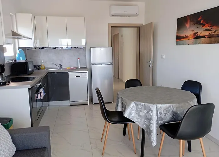 Apartman Charming 2-bed In Okrug Gornji *