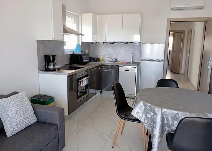 Charming 2-bed In Okrug Gornji *