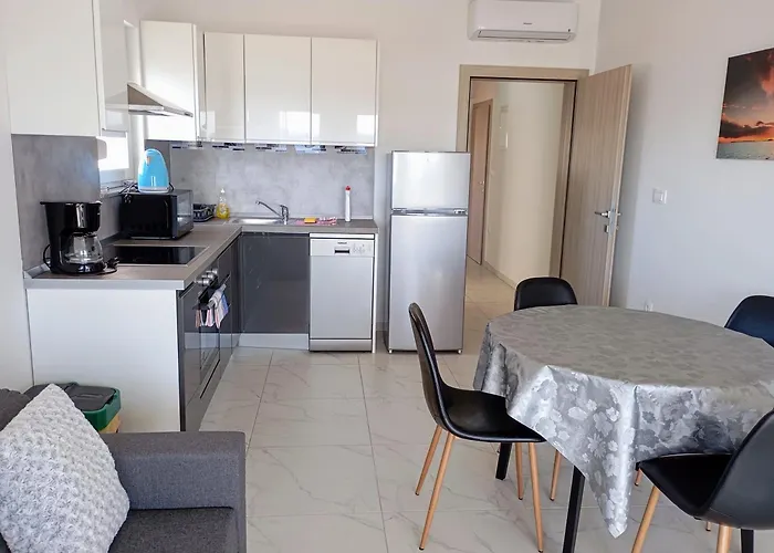 Charming 2-bed In Okrug Gornji