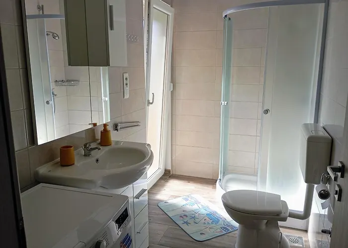 Charming 2-bed In Okrug Gornji Apartman