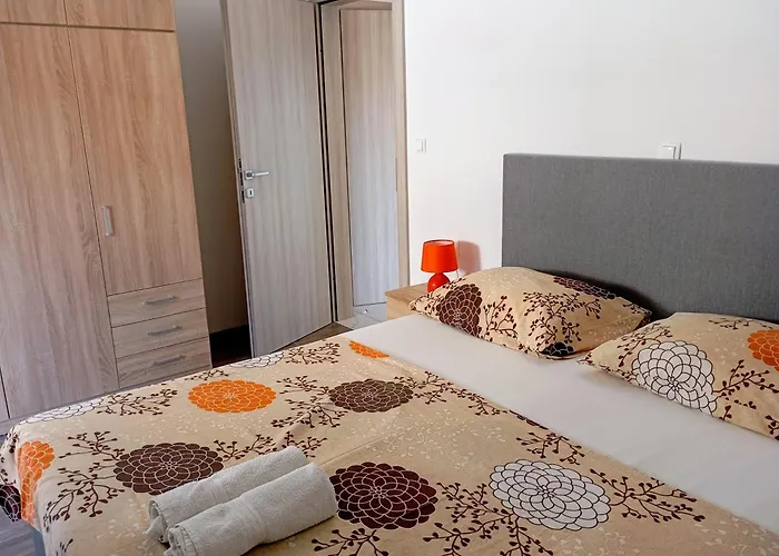 Apartment Charming 2-bed In Okrug Gornji