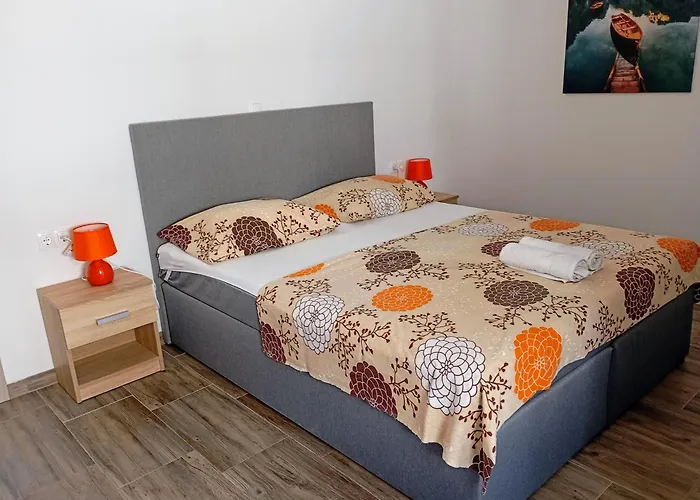 Charming 2-bed In Okrug Gornji Apartman *