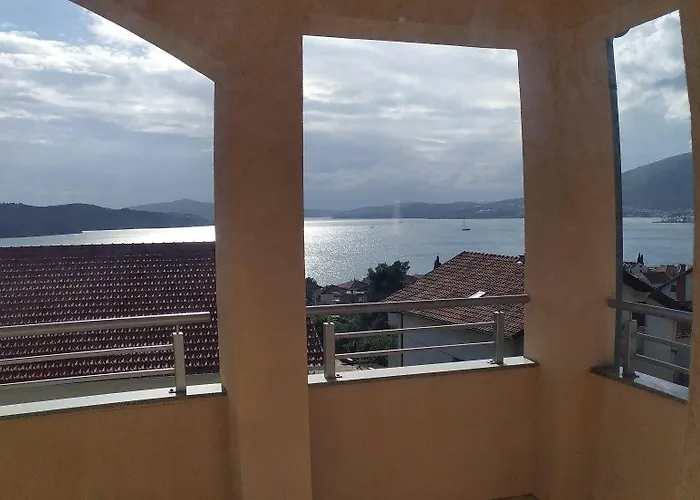 Apartment Charming 2-bed In Okrug Gornji