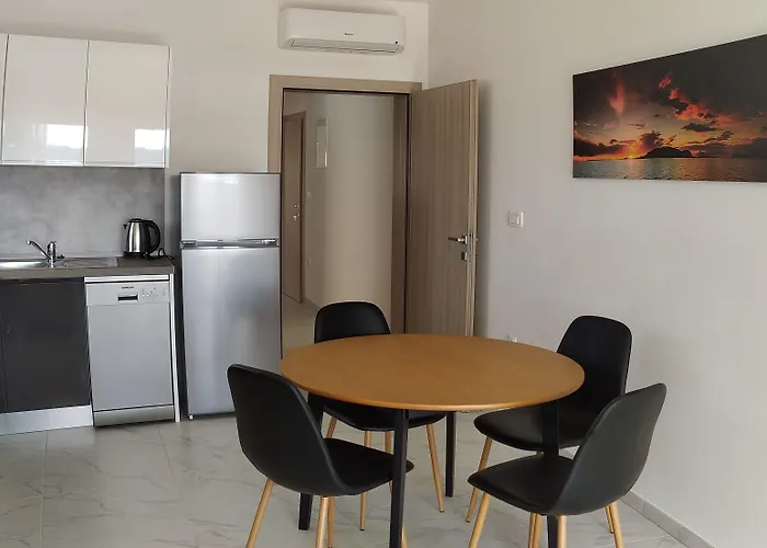 Charming 2-bed In Okrug Gornji Trogir