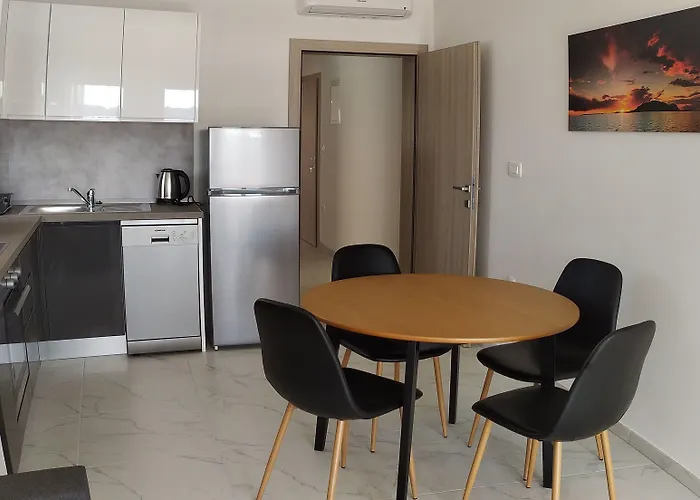 Charming 2-bed In Okrug Gornji Trogir