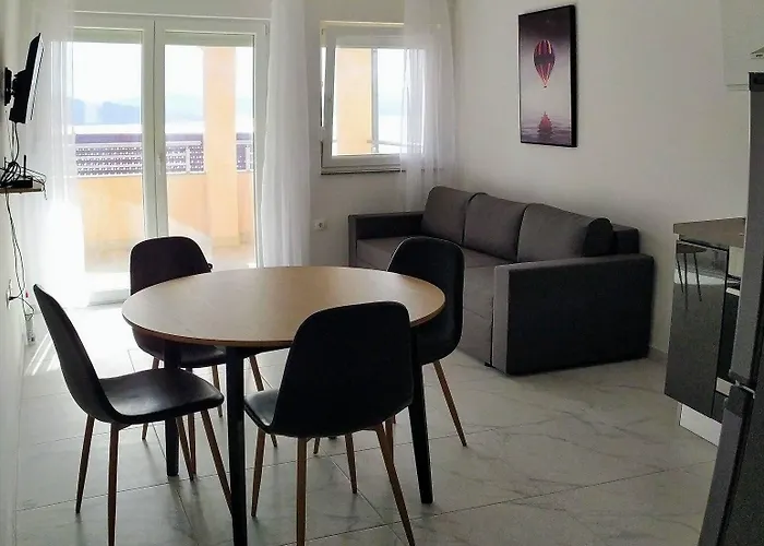 Charming 2-bed In Okrug Gornji Trogir
