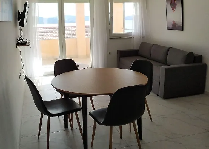 Apartment Charming 2-bed In Okrug Gornji *