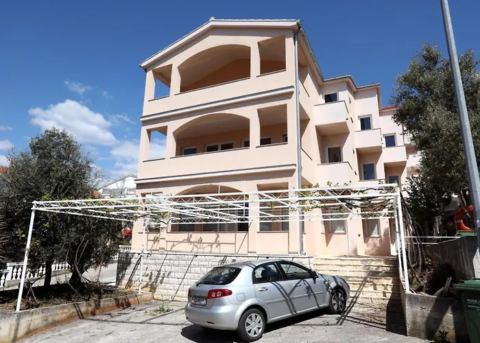 Charming 2-bed In Okrug Gornji Trogir