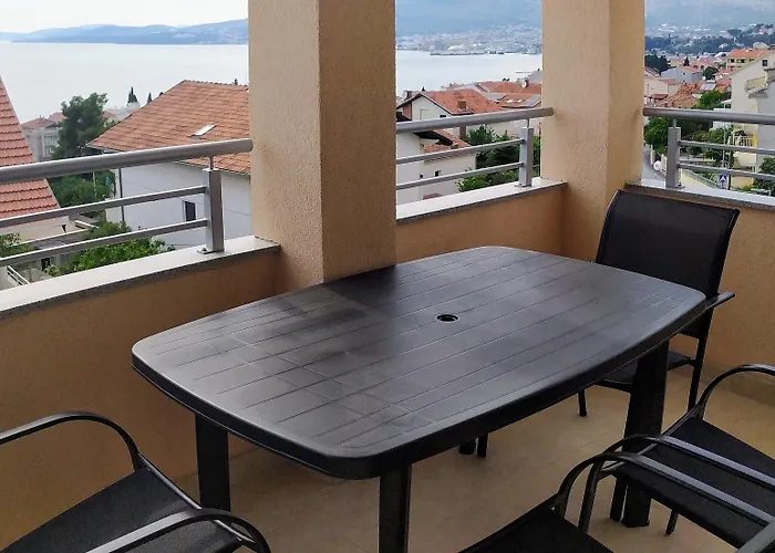 Charming 2-bed In Okrug Gornji