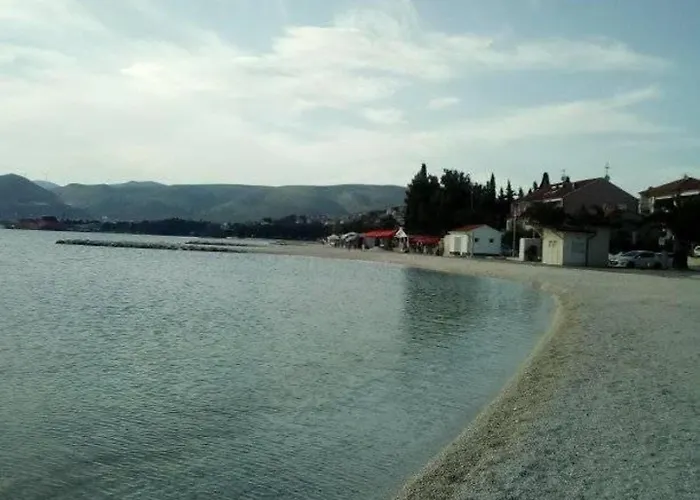 Charming 2-bed In Okrug Gornji *