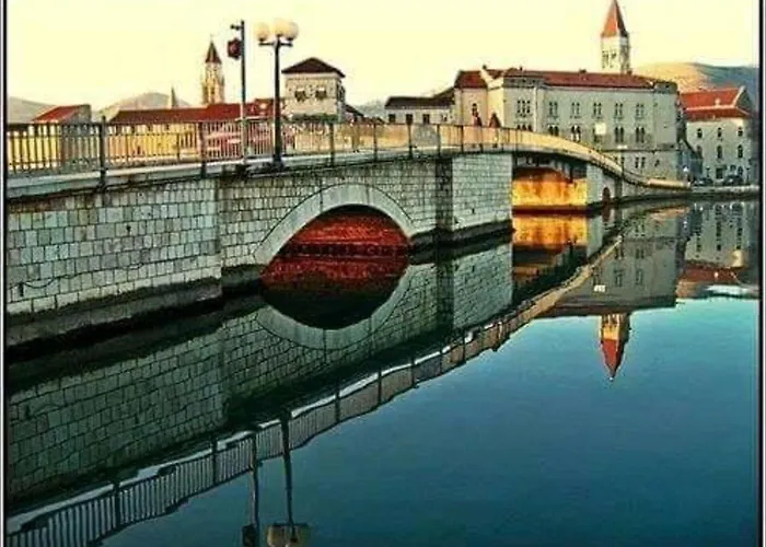 Charming 2-bed In Okrug Gornji Apartman *