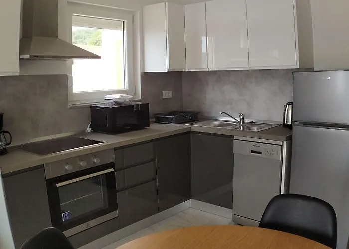 Charming 2-bed In Okrug Gornji *