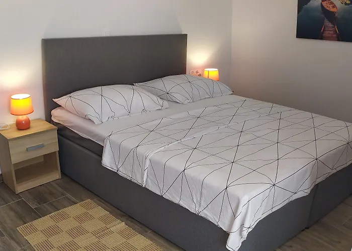 Charming 2-bed In Okrug Gornji Apartman *