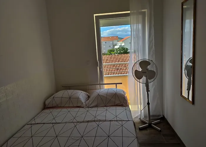 Apartment Charming 2-bed In Okrug Gornji