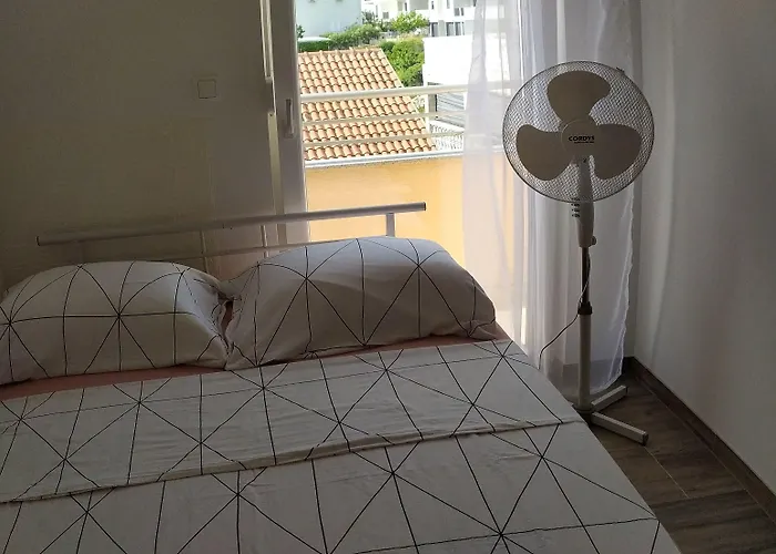 Charming 2-bed In Okrug Gornji Apartman *