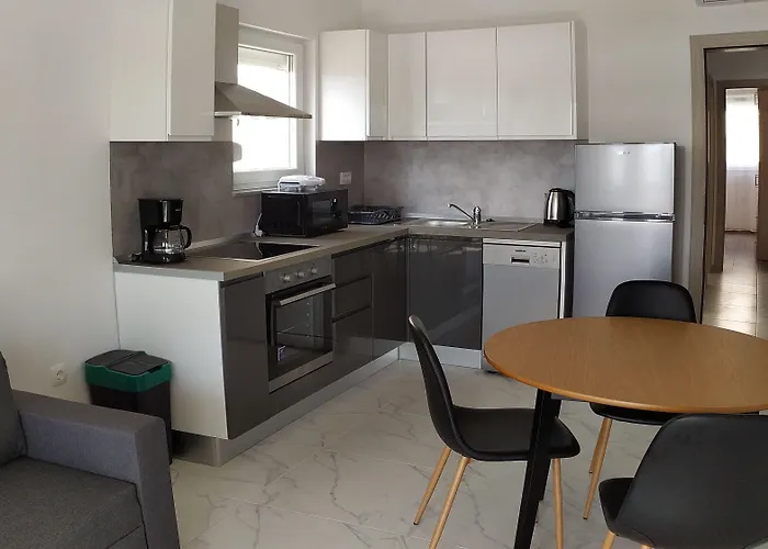 Charming 2-bed In Okrug Gornji Apartman