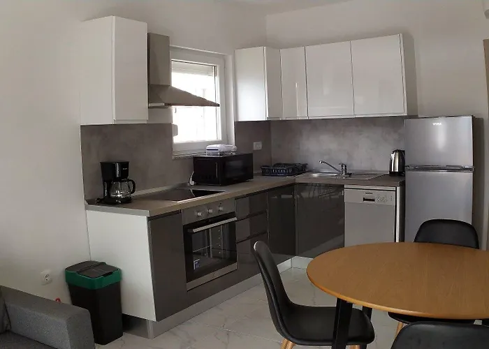 Charming 2-bed In Okrug Gornji Apartman