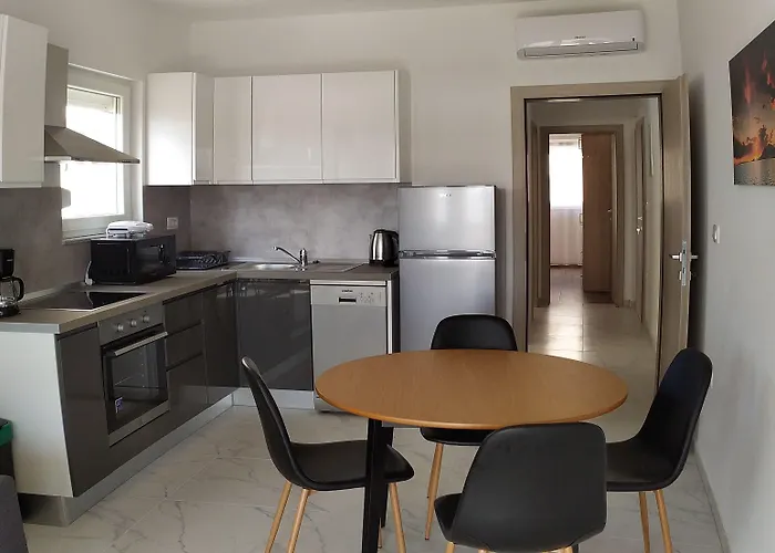 Charming 2-bed In Okrug Gornji Trogir