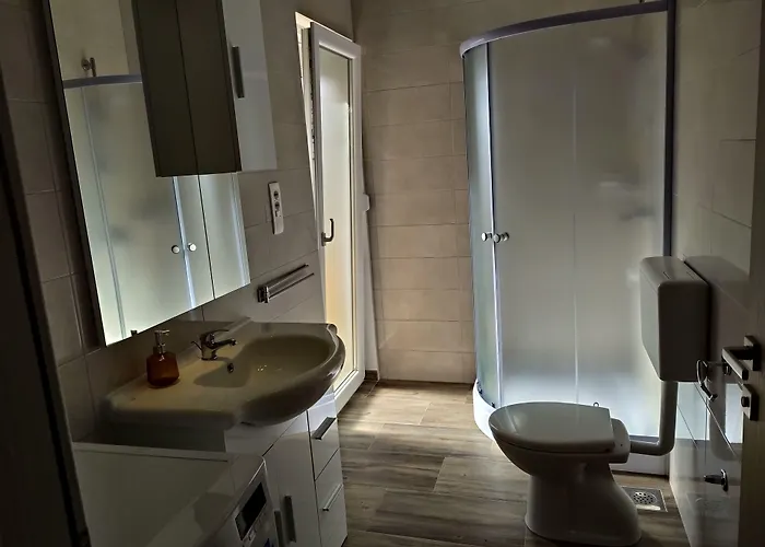 Apartman Charming 2-bed In Okrug Gornji *