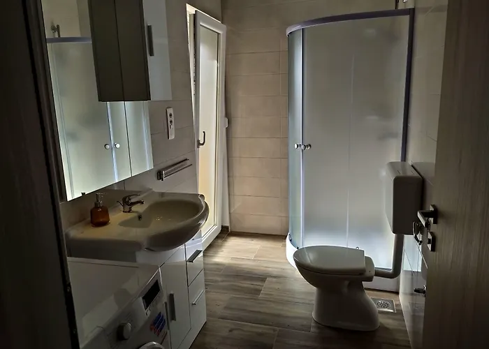 Charming 2-bed In Okrug Gornji Apartman Trogir