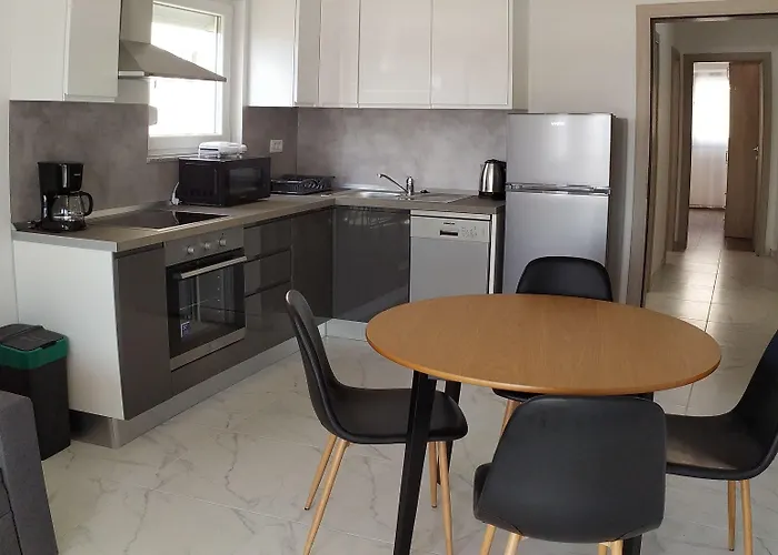 Charming 2-bed In Okrug Gornji