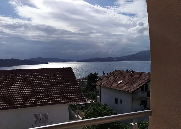 Charming 2-bed In Okrug Gornji Apartman *