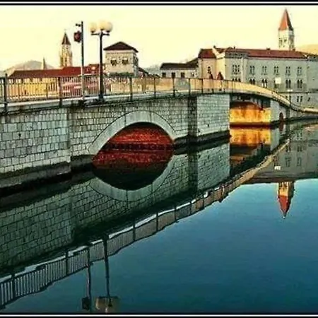 Апартаменты Charming 2-bed In Okrug Gornji *