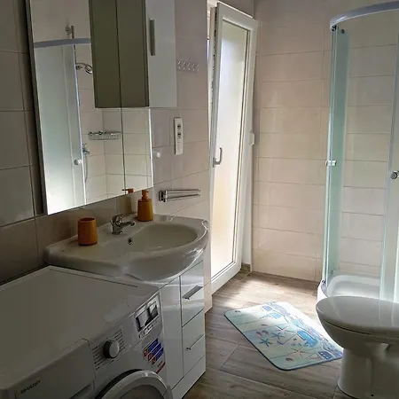 Апартаменты Charming 2-bed In Okrug Gornji Трогир