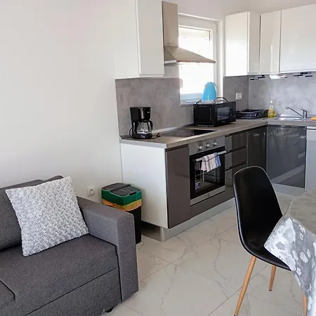 Charming 2-bed In Okrug Gornji * Трогир