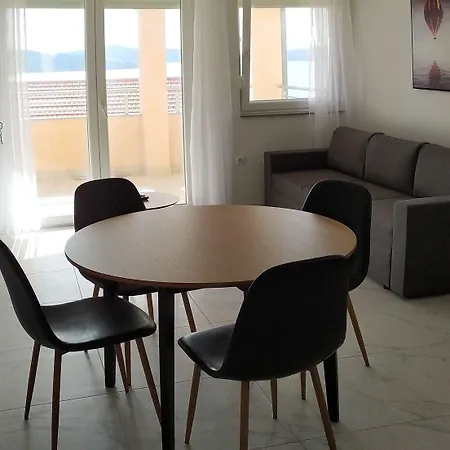 Апартаменты Charming 2-bed In Okrug Gornji *