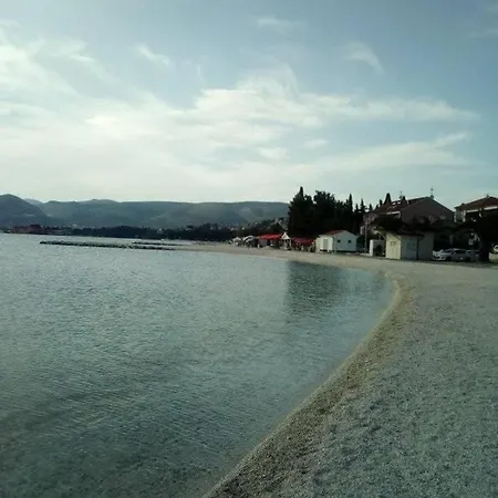 Charming 2-bed In Okrug Gornji *