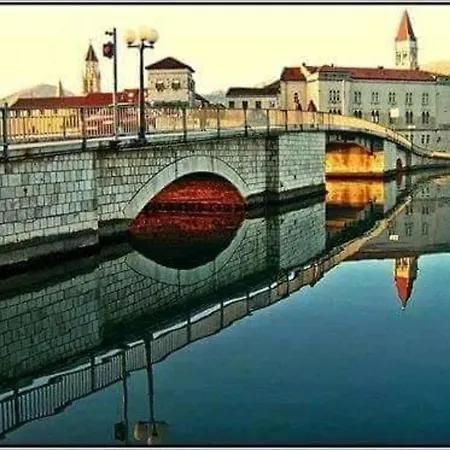 Charming 2-bed In Okrug Gornji Апартаменты *