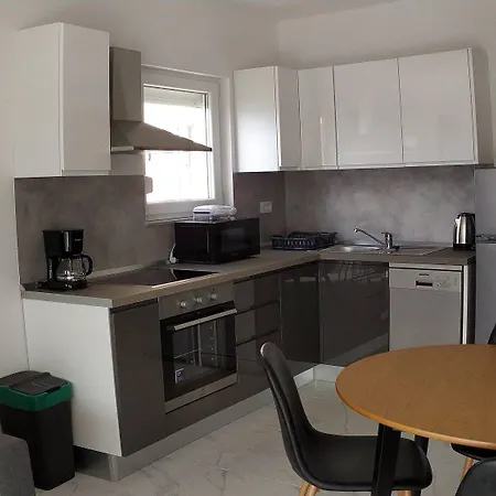 Charming 2-bed In Okrug Gornji Апартаменты